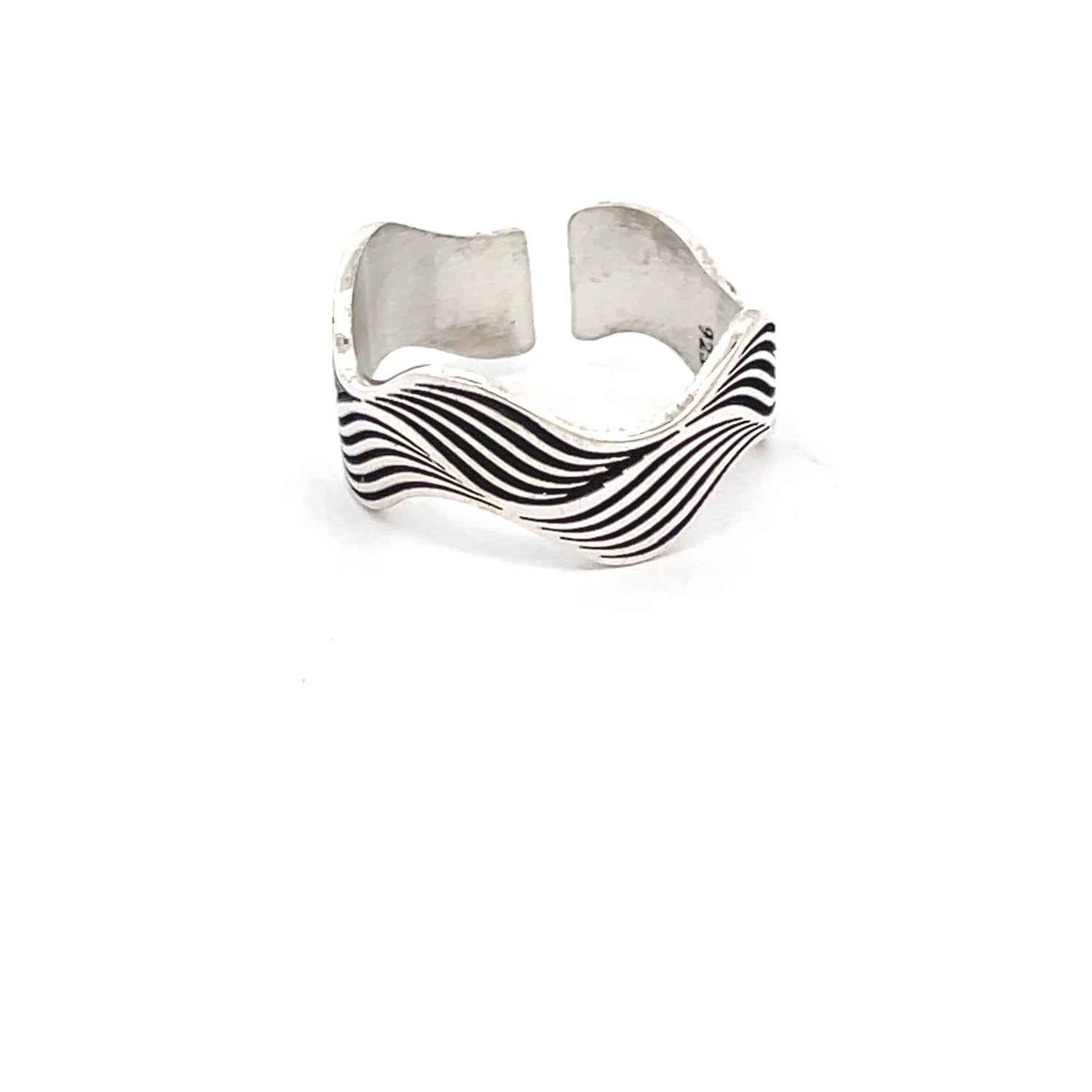 Elegant Wave-Patterned Ring