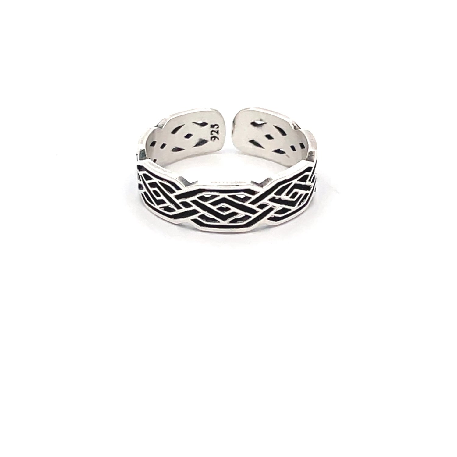 Elegant Silver Ring with Intricate Design
