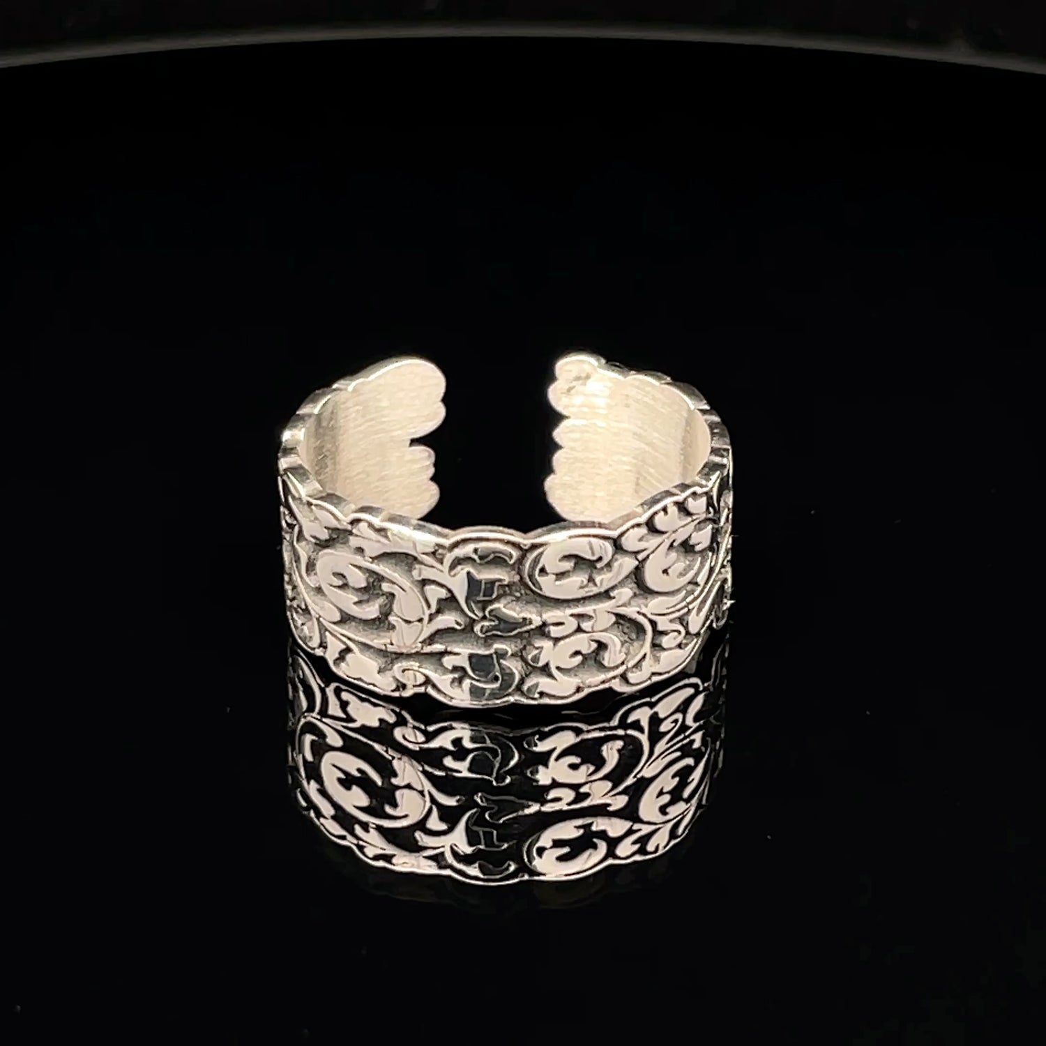 Elegant Silver Ring with Intricate Design