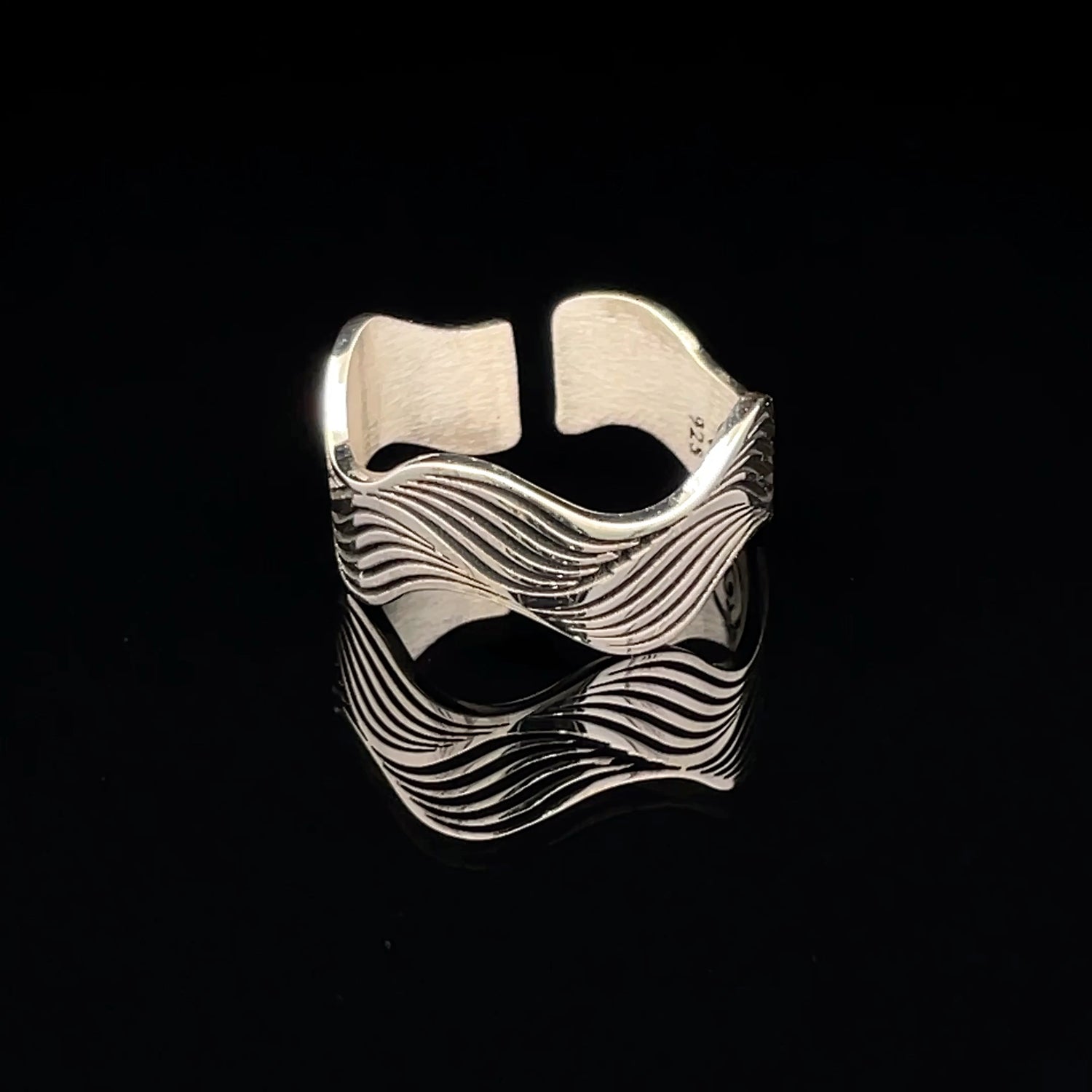 Elegant Wave-Patterned Ring