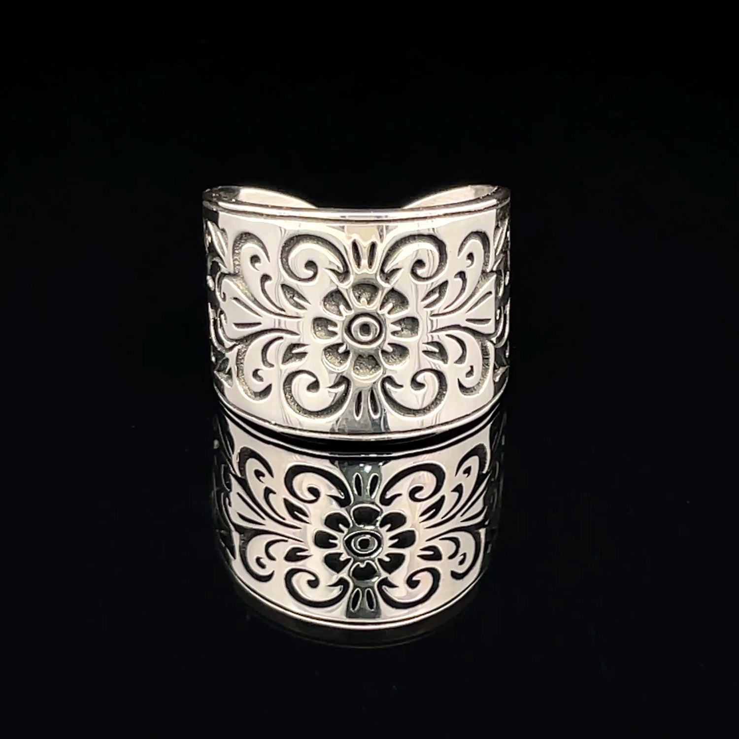 Elegant Floral Design Ring