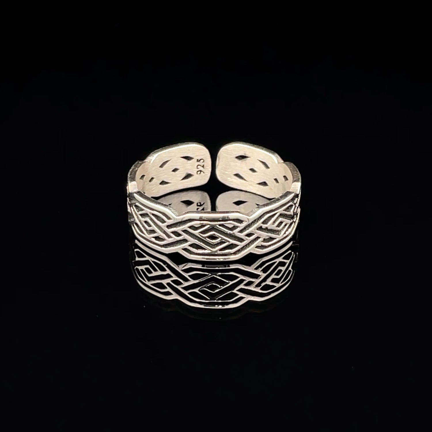 Elegant Silver Ring with Intricate Design