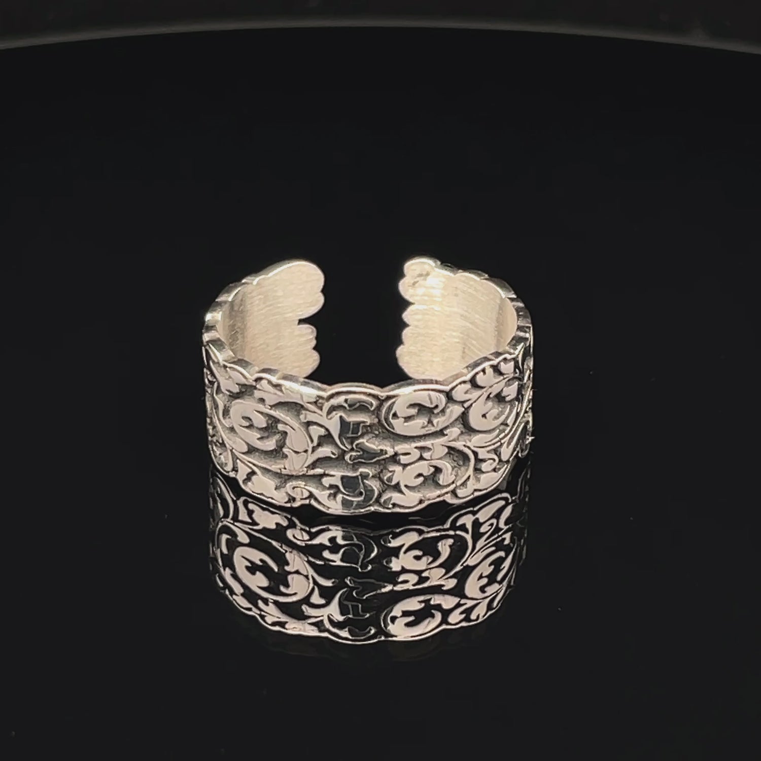 Elegant Silver Ring with Intricate Design