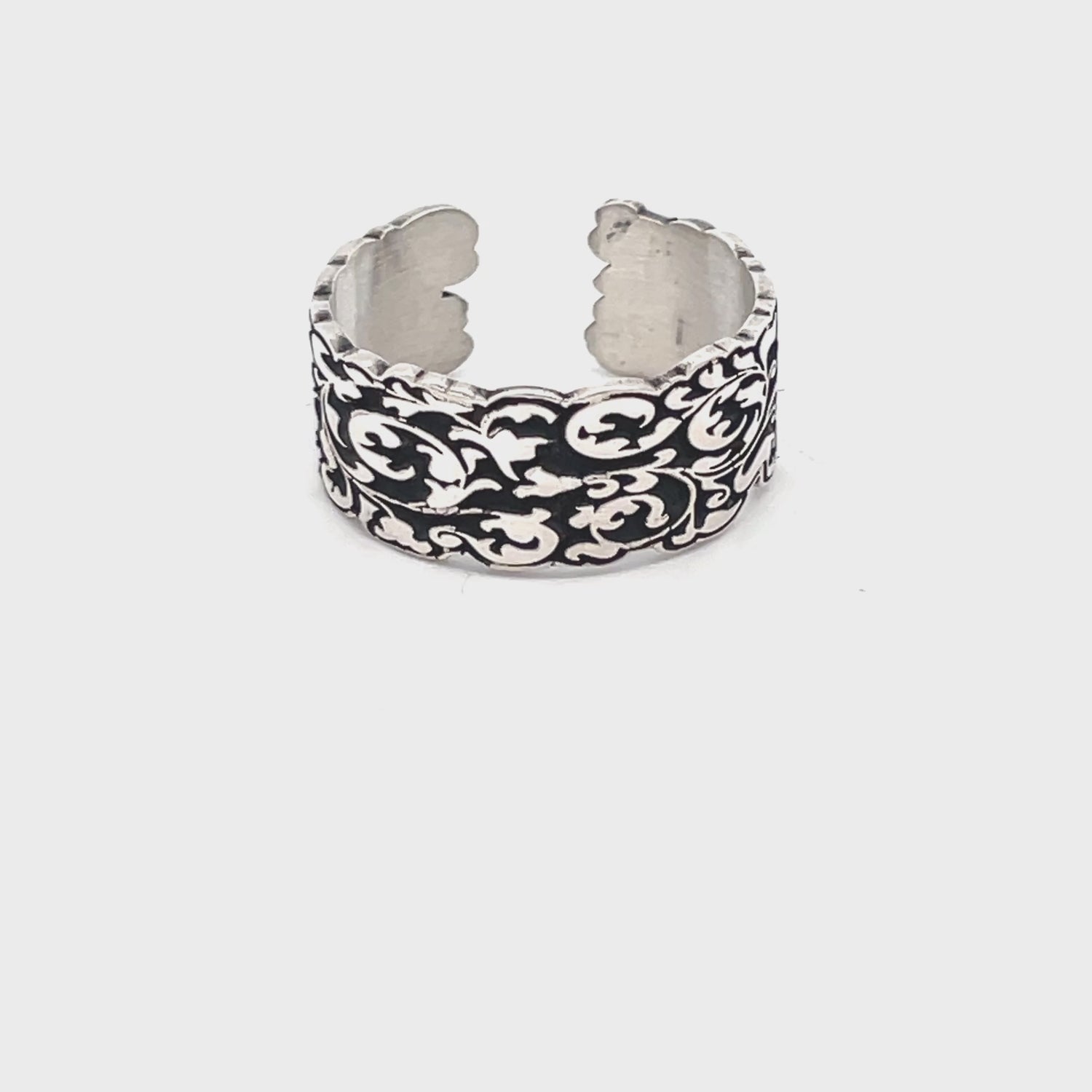 Elegant Silver Ring with Intricate Design