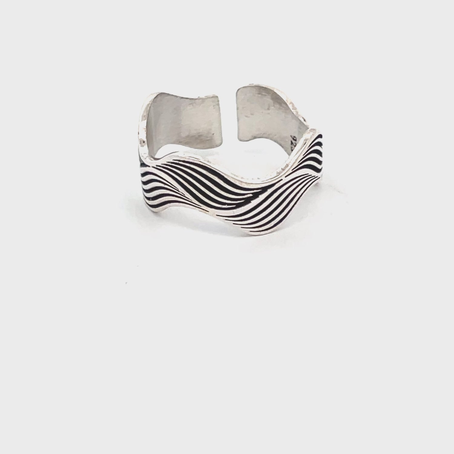 Elegant Wave-Patterned Ring
