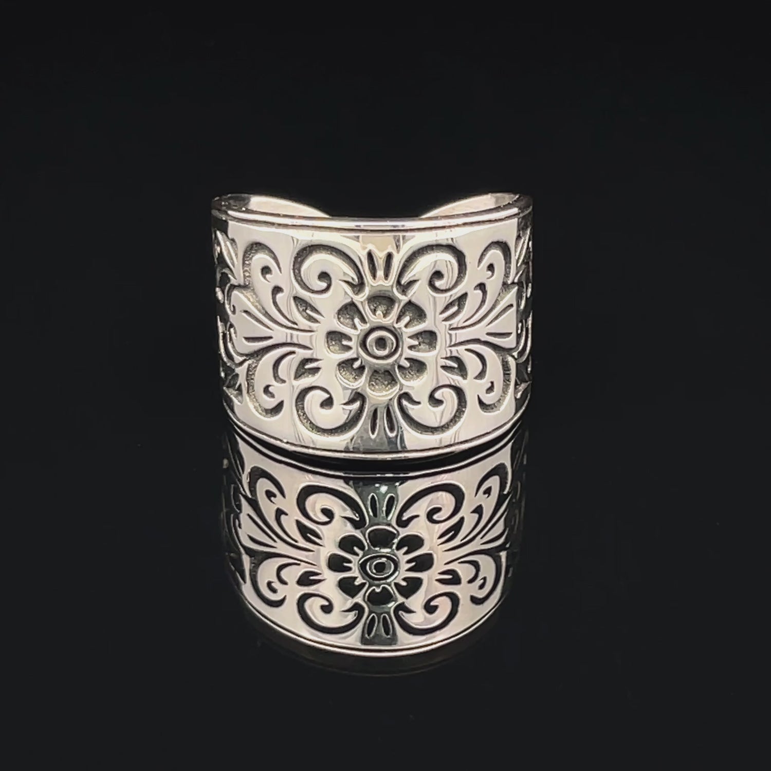 Elegant Floral Design Ring