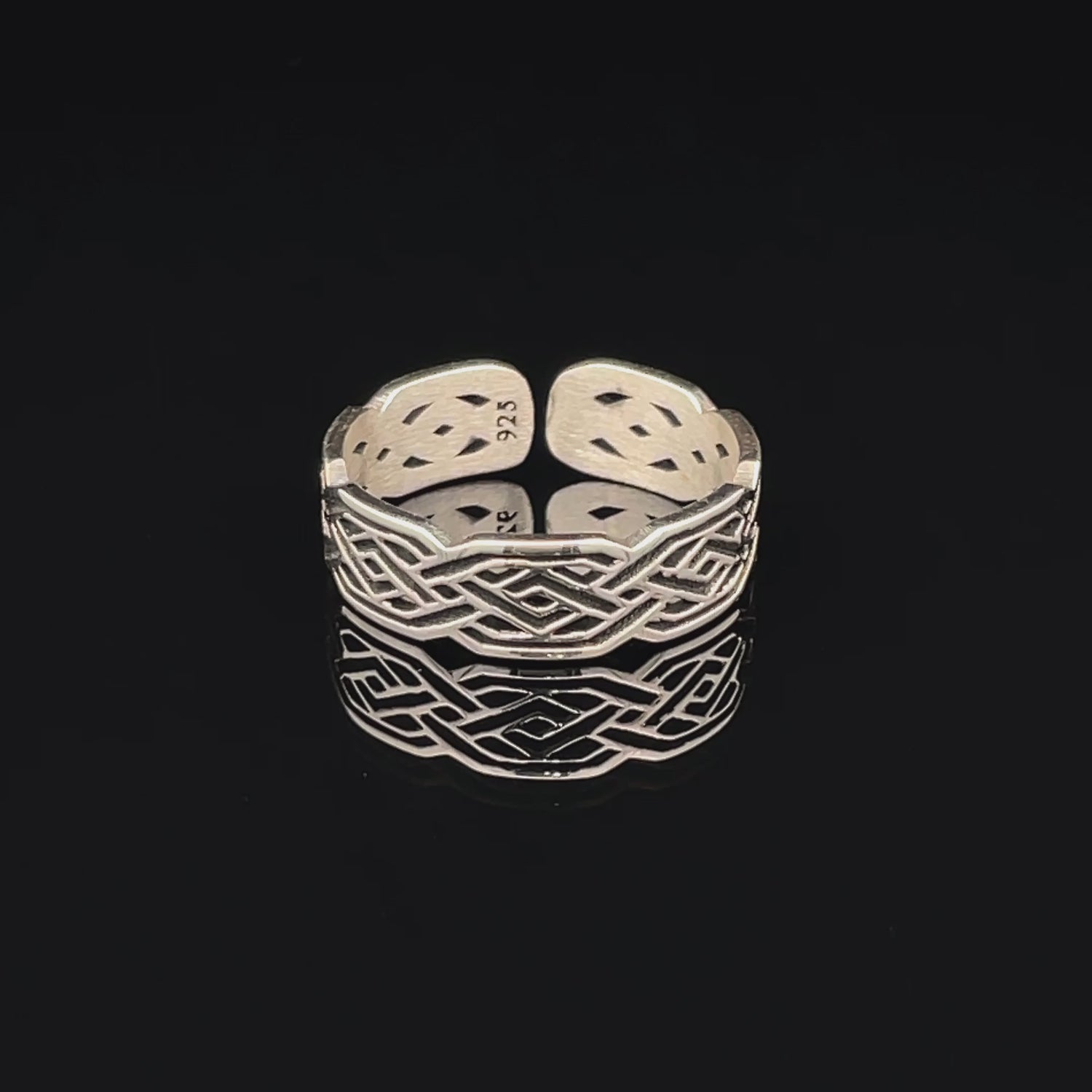 Elegant Silver Ring with Intricate Design